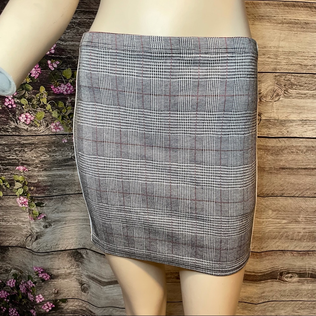 Squared Yellow Side Line Skirt.